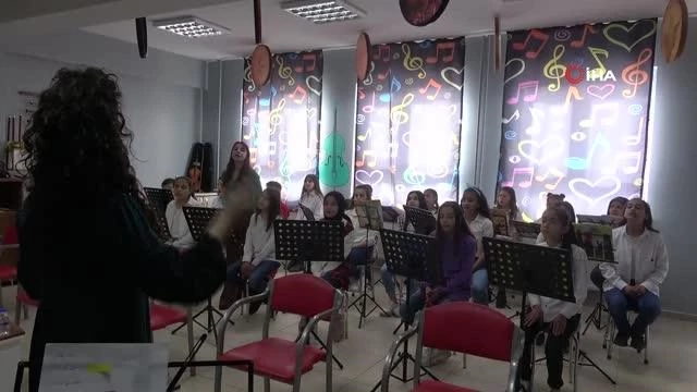 Merve Özbey, kızının doğum günü anısına Mardin'deki bir okula müzik atölyesi yaptırdı