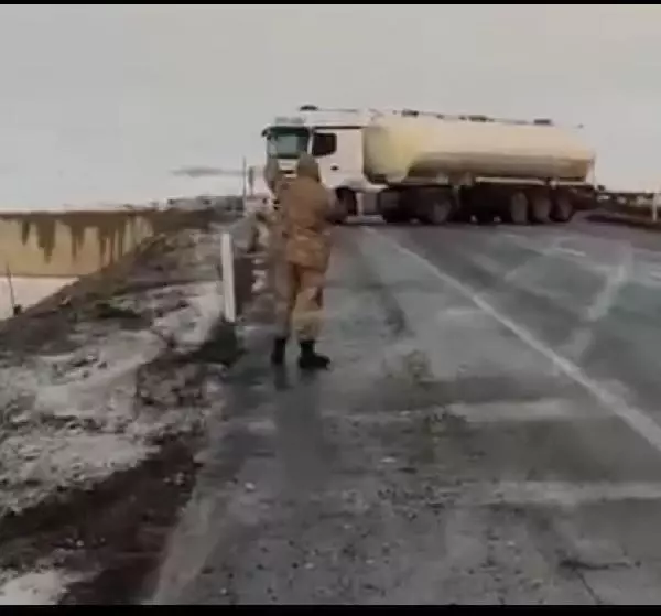 Asker devrilen yakıt tankerinin altında kalmaktan son anda kurtuldu