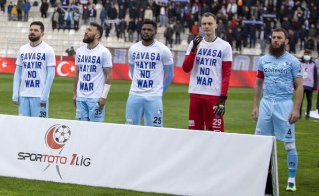 Grup arkadaşlarının Rusya yansısına katılmayı reddetti! Türk futbolcuya reaksiyon yağıyor