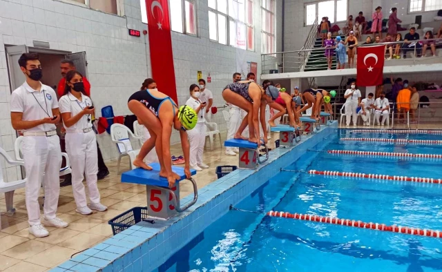 Adana'da Yüzme Ulusal Grup Seçme Yarışları tamamlandı