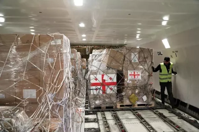 Dünya katliama sessiz kalmıyor! Ukrayna'ya 100 tonluk insani yardım gönderdiler Dünya katliama sessiz kalmıyor! Ukrayna'ya 100 tonluk insani yardım gönderdiler