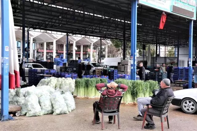 Rusya'nın Ukrayna operasyonu Antalya halinde fiyatları yüzde 60 düşürdü