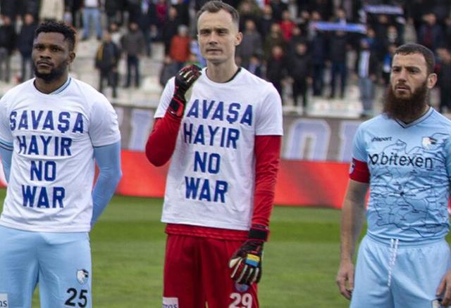 "Savaşa hayır" tişörtü giymeyen Aykut Demir'den yanıt: Ortadoğu zulmünü görmezden geliyorlar