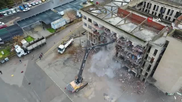 Aliağa'da riskli yapı olarak belirlenen ve imaj kirliliğine neden olan eski iş merkezi yıkılıyor