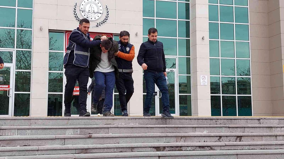 Boşanma aşamasında olduğu 3 çocuğunun annesini sokak ortasında defalarca bıçakladı