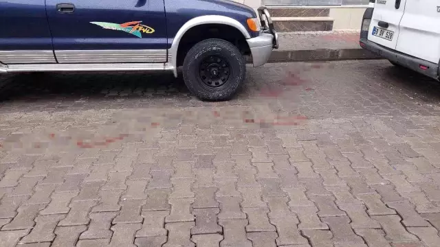 Boşanma aşamasında olduğu 3 çocuğunun annesini sokak ortasında defalarca bıçakladı