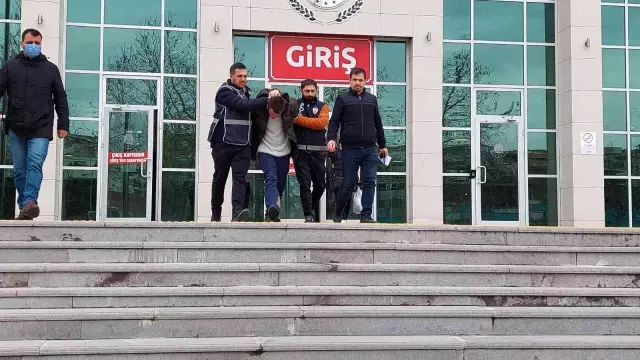 Boşanma aşamasında olduğu 3 çocuğunun annesini sokak ortasında defalarca bıçakladı