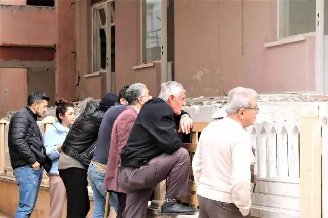 Ceset üzerinde yapılan çalışmaları görmek isteyen vatandaşlar kamyonun üstüne çıktı