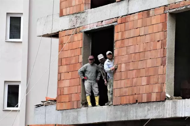 Ceset üzerinde yapılan çalışmaları görmek isteyen vatandaşlar kamyonun üstüne çıktı