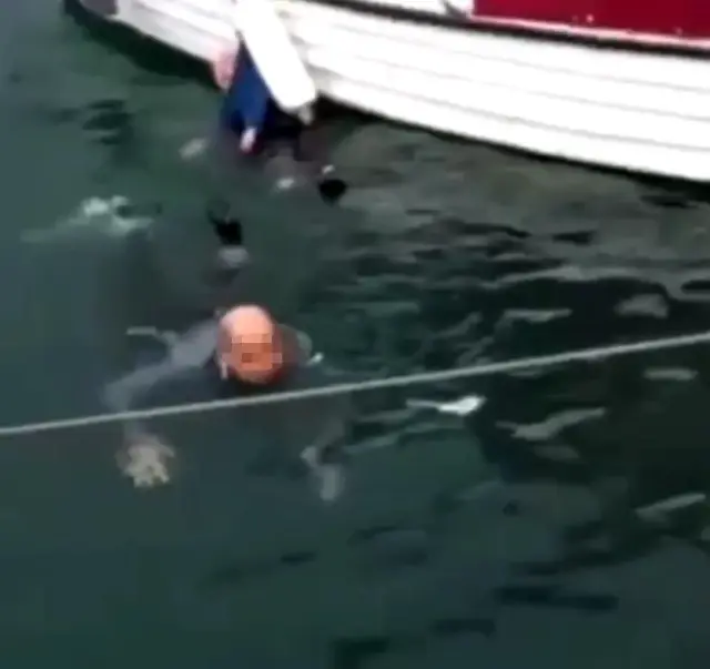 El ele tutuşup denize atlayan yaşlı çift, otele yerleştirildi