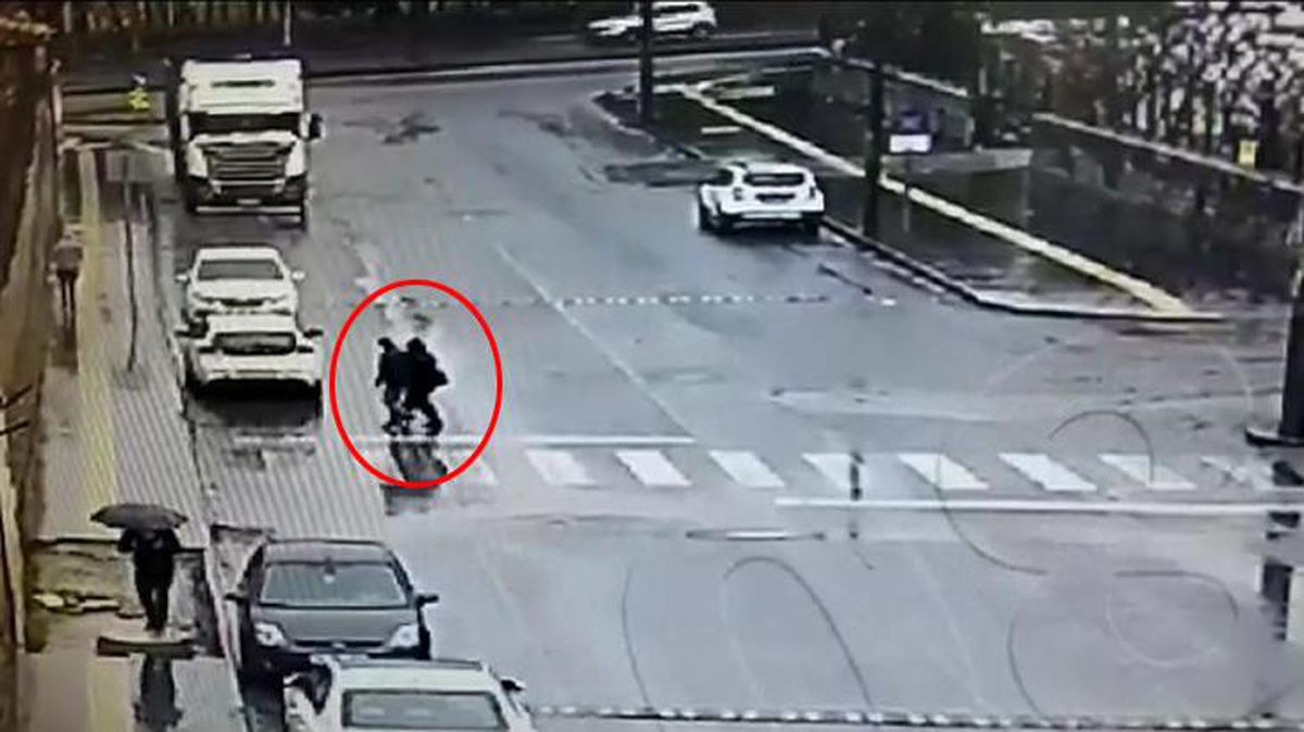 Görme engelli adama yardım etme bahanesiyle cep telefonunu çaldı