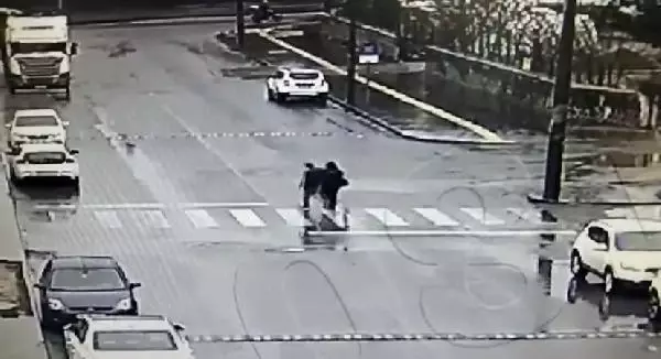 Görme engelli adama yardım etme bahanesiyle cep telefonunu çaldı