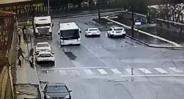 Görme engelli adama yardım etme bahanesiyle cep telefonunu çaldı