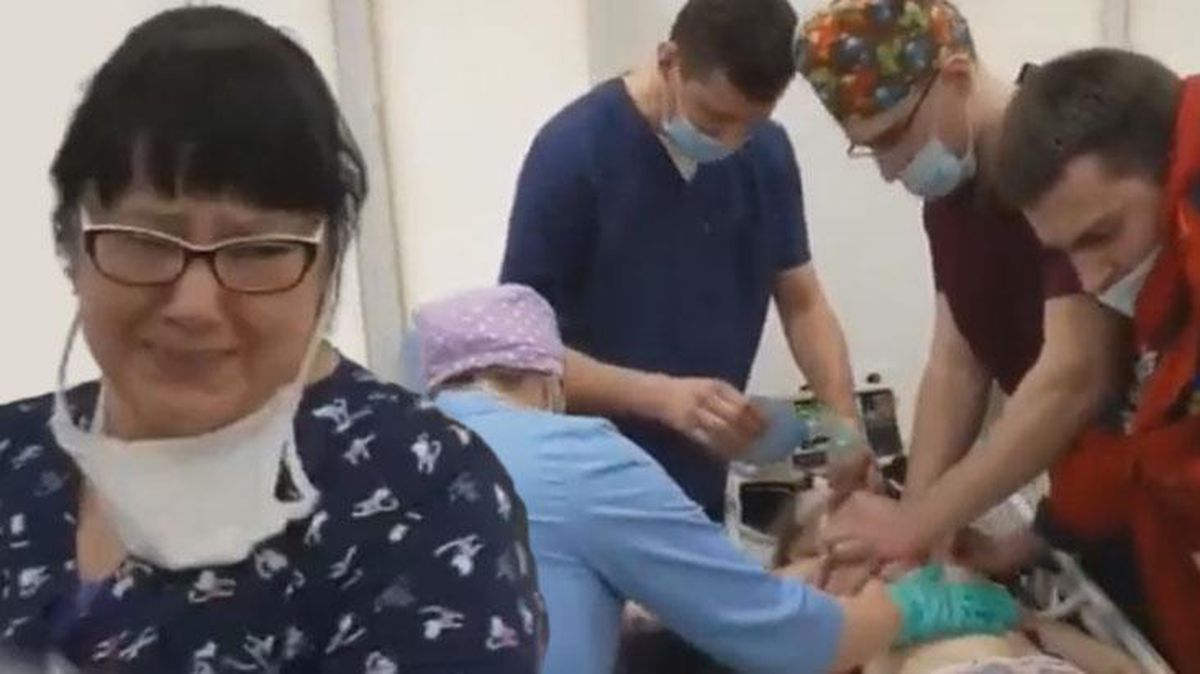 Rus ordusu tarafından vurulan küçük kızı hayatta tutma çabası saniye saniye kameralara yansıdı