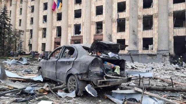 Son dakika! Rus ordusu, Harkov'da belediye binasın füzeyle vurdu! Patlama anı saniye saniye kamerada