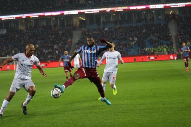 Trabzonspor, sahasında Antalyaspor'u yenerek Türkiye Kupası'nda yarı finale yükseldi