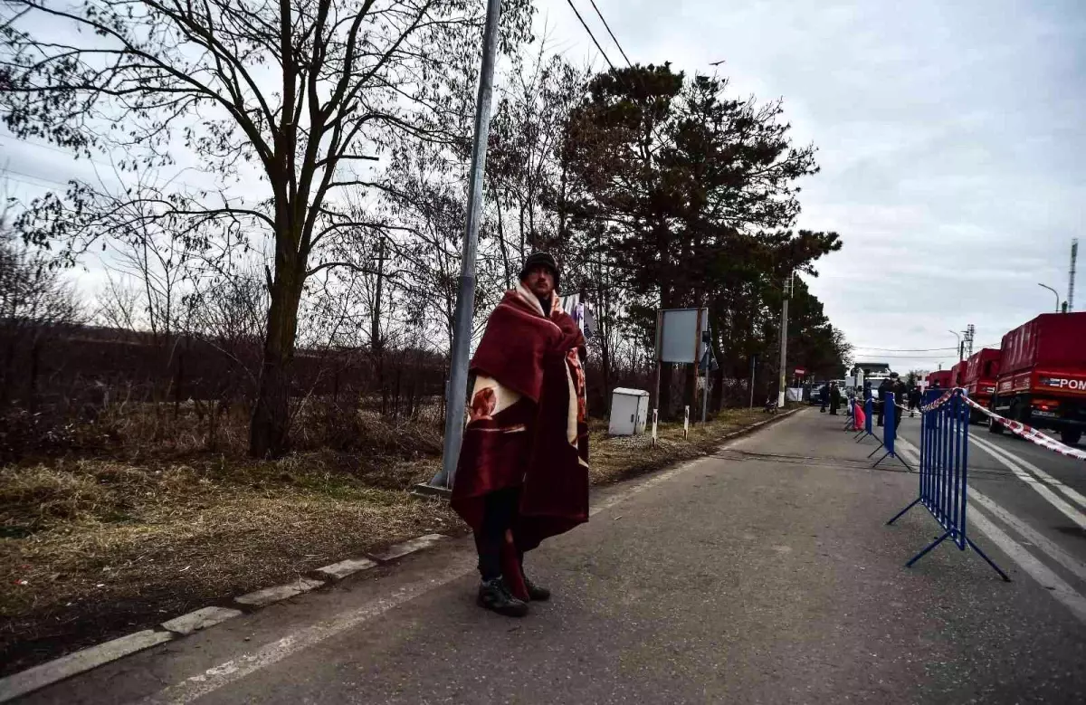 Türk vatandaşlarını taşıyan tahliye treni Çernihiv'e ulaştıTürk vatandaşları otobüslerle Romanya'ya tahliye edildi