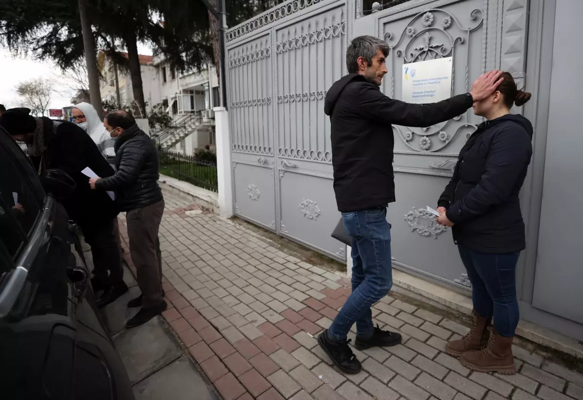 Ukrayna'dan tahliye edilen Türk vatandaşlarından savaş bölgesine yardım
