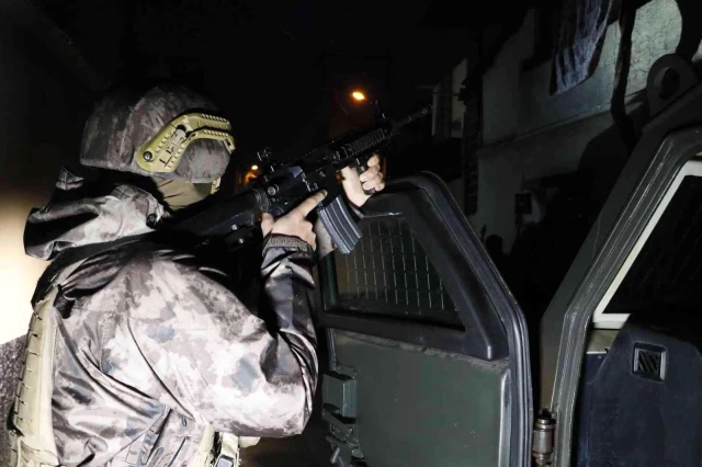 Zırhlı araçla kapı açıldı... Adana'da şafak vakti DEAŞ operasyonu: 3 gözaltı