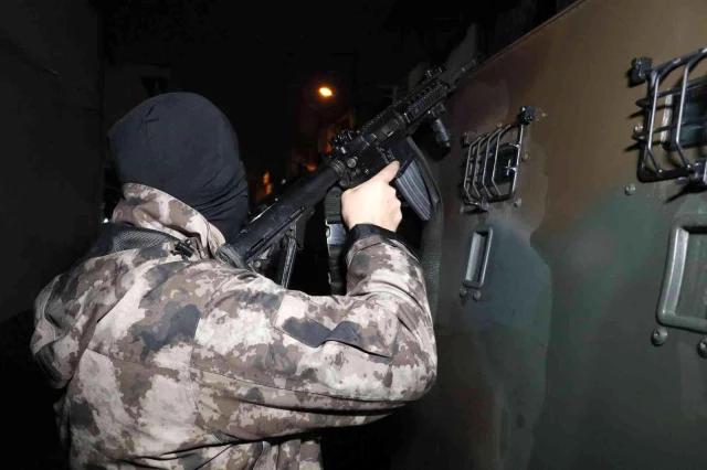 Zırhlı araçla kapı açıldı... Adana'da şafak vakti DEAŞ operasyonu: 3 gözaltı