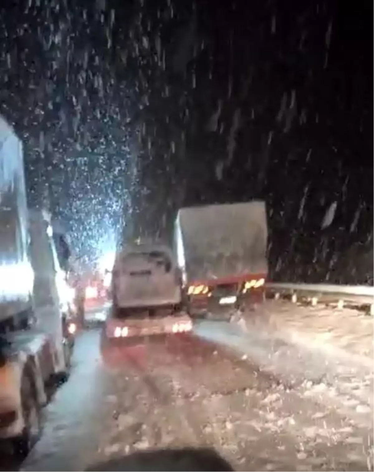 Afyonkarahisar-Antalya Karayolu kar ve tipi nedeniyle ulaşıma kapandı