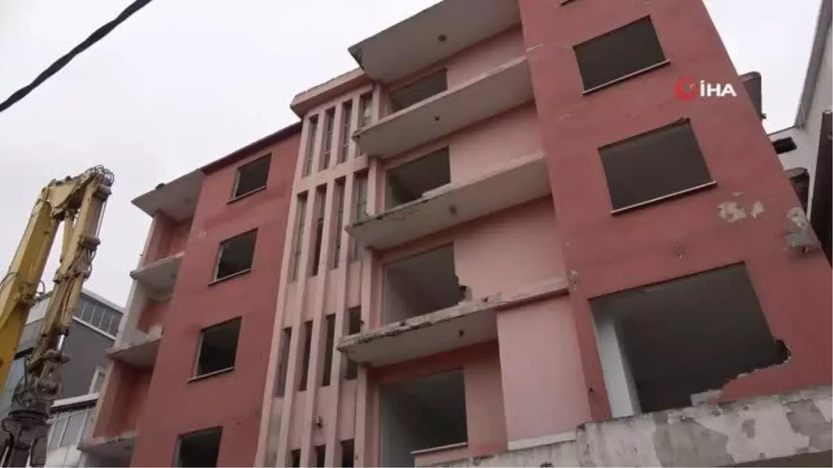 Asrın felaketinden izler taşıyan binalar yıkılıyor