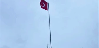 Emre'nin Türk bayrağı talebini Başkan Büyükakın yerine getirdi