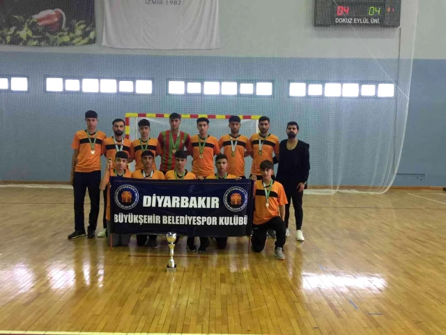 Hokey liginde şampiyon olan Diyarbakır Peyasspor'un sporcuları eğitimde de öncü