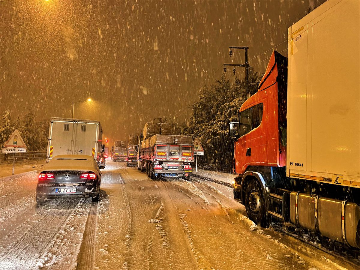 Kar esareti geri döndü! Yoğun yağışının yaşandığı Isparta-Burdur-Antalya kara yolu kapandı