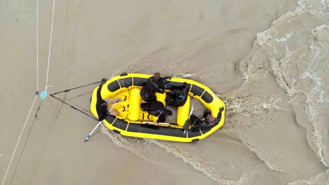 Karasu Irmağı'nda kaybolan Yağmur'u arama çalışmaları devam ediyor
