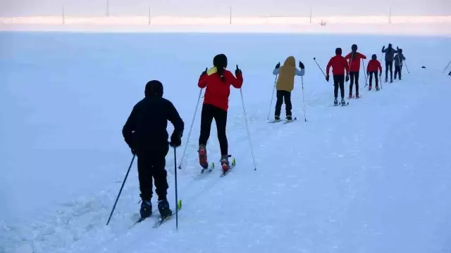 Yüksekovalı kayakçılar telesiyeji olmayan merkezde şampiyona için ter döküyor