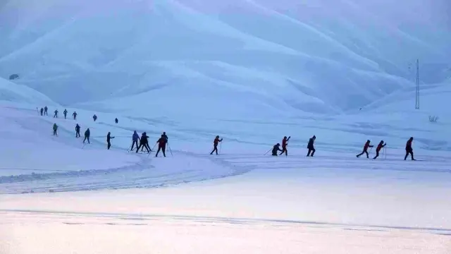 Yüksekovalı kayakçılar telesiyeji olmayan merkezde şampiyona için ter döküyor