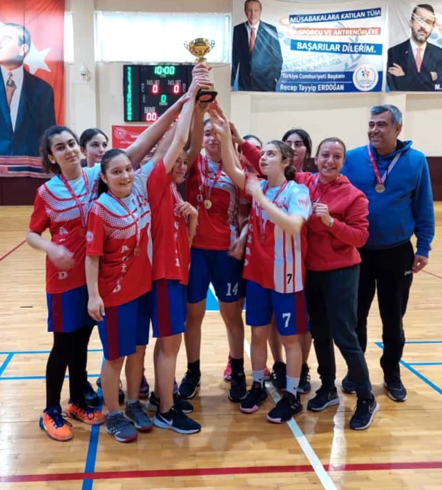 Adana Genç İşadamları Derneği Ortaokulu şampiyon