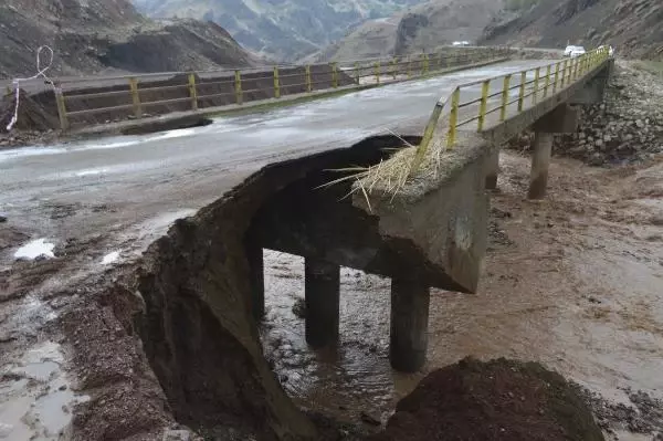 Adıyaman'da mahalleleri bağlayan köprü kısmen çöktü