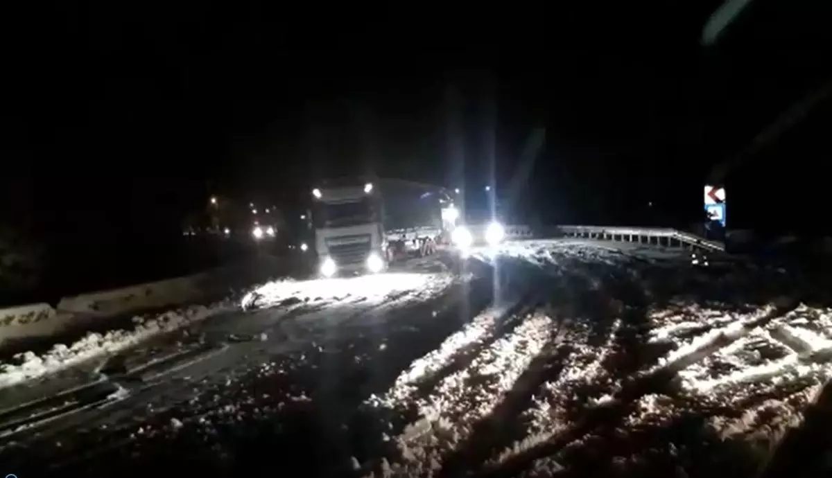 Afyonkarahisar'da kar yağışı sonrası tırlar yolda kaldı, karayolu ulaşıma kapandı