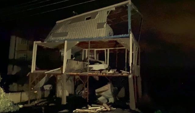 Antalya'da gece yarısı çıkan hortum mahalleyi savaş alanına çevirdi