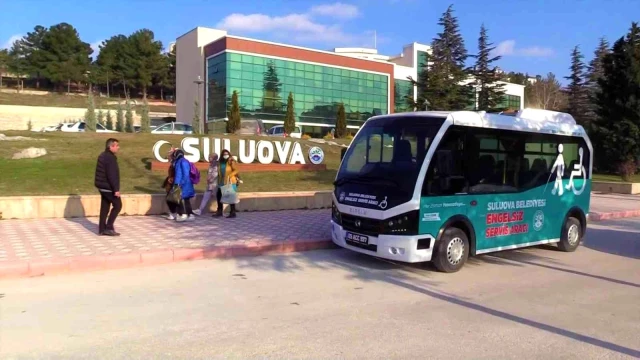 Bu belediye minibüsü sadece engelli öğrencileri taşıyor