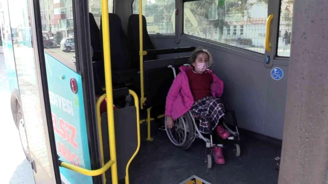 Bu belediye minibüsü sadece engelli öğrencileri taşıyor