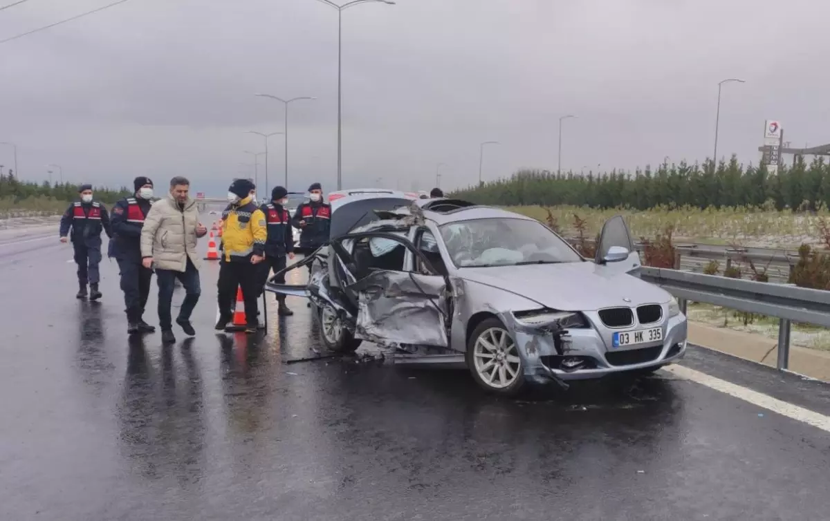 Bursa'da kule vinç taşıyan tıra çarpan otomobildeki 1 kişi öldü, 3 kişi yaralandı