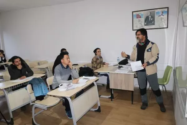 ÇİNLİ TURİST YÜKSEKOVA'DA FARSÇA ÖĞRENİYOR