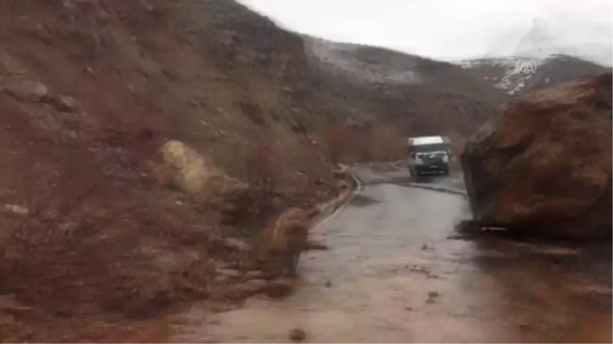 Heyelan nedeniyle kapanan mahalle yolu ulaşıma açıldı