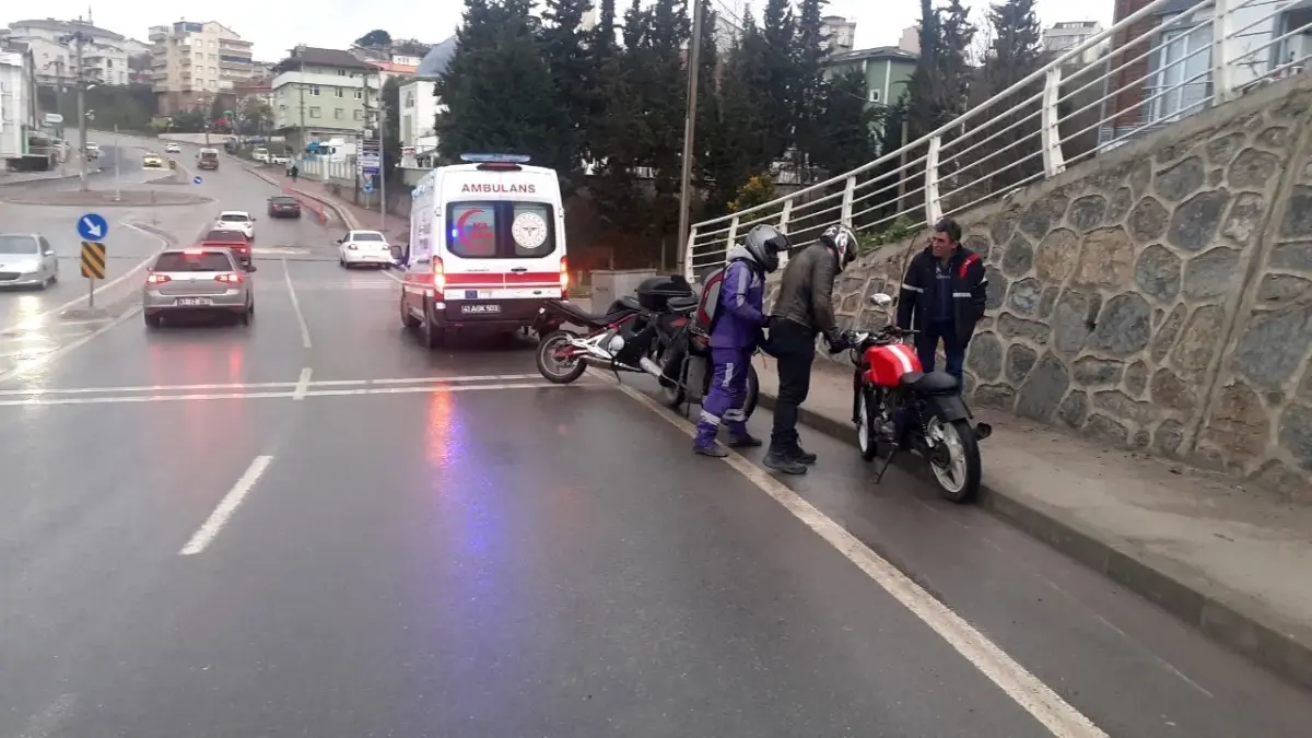 Islak zeminde kayan motosikletin sürücüsü yaralandı