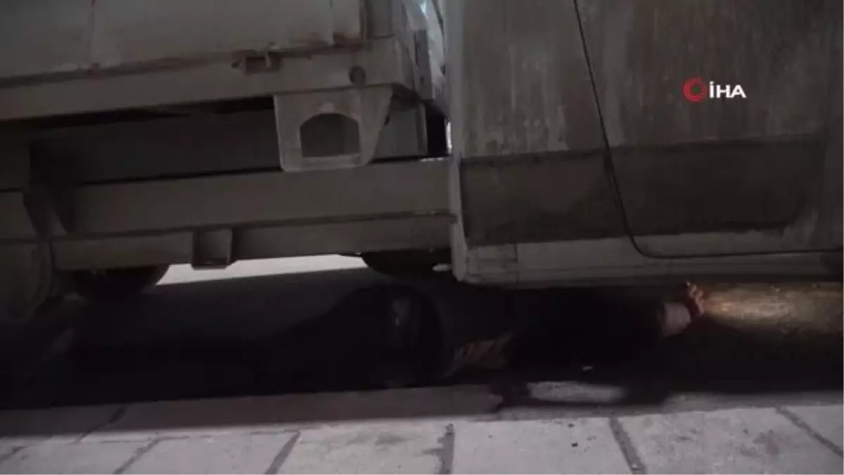 Kaçan kediyi kurtarmak için sahibi aracın altına girdi