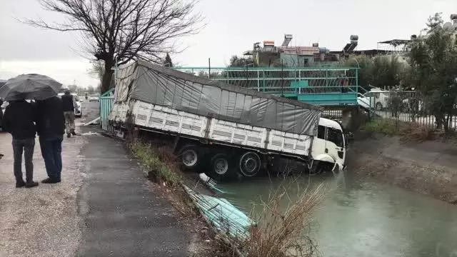 Denetimden çıkan kamyon sulama kanalına düştü Denetimden çıkan kamyon sulama kanalına düştü