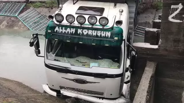 Denetimden çıkan kamyon sulama kanalına düştü Denetimden çıkan kamyon sulama kanalına düştü