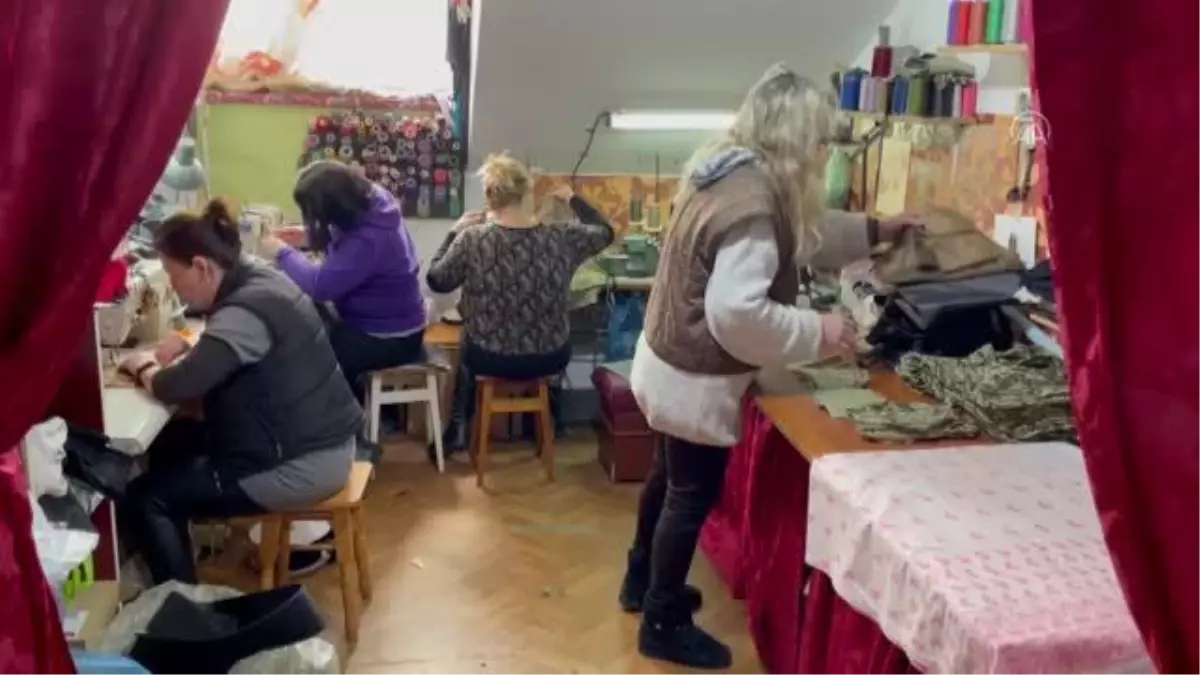 Lvivli kadınlar, Ukrayna ordusu için uyku tulumu dikiyor