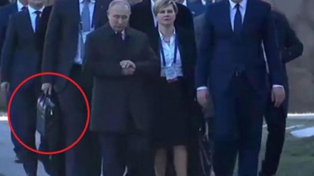 Putin'in nükleer güç tehdidi sonrası tüm gözler yanından ayırmadığı çantaya çevrildi! "Vurun" buyruğunu anında iletiyor