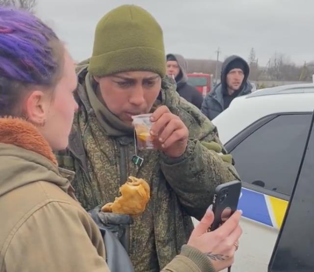 Rus askerin gözyaşları! Ukraynalı vatandaşlar çay ve börek verince hıçkıra hıçkıra ağladı