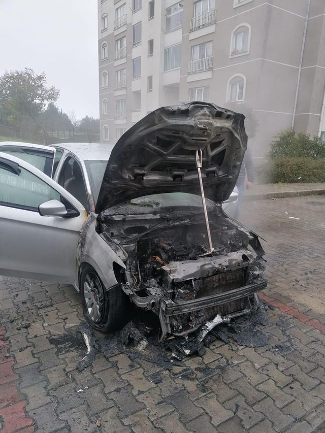 Samsun'da otomobilin park halindeyken alev alması güvenlik kamerasında