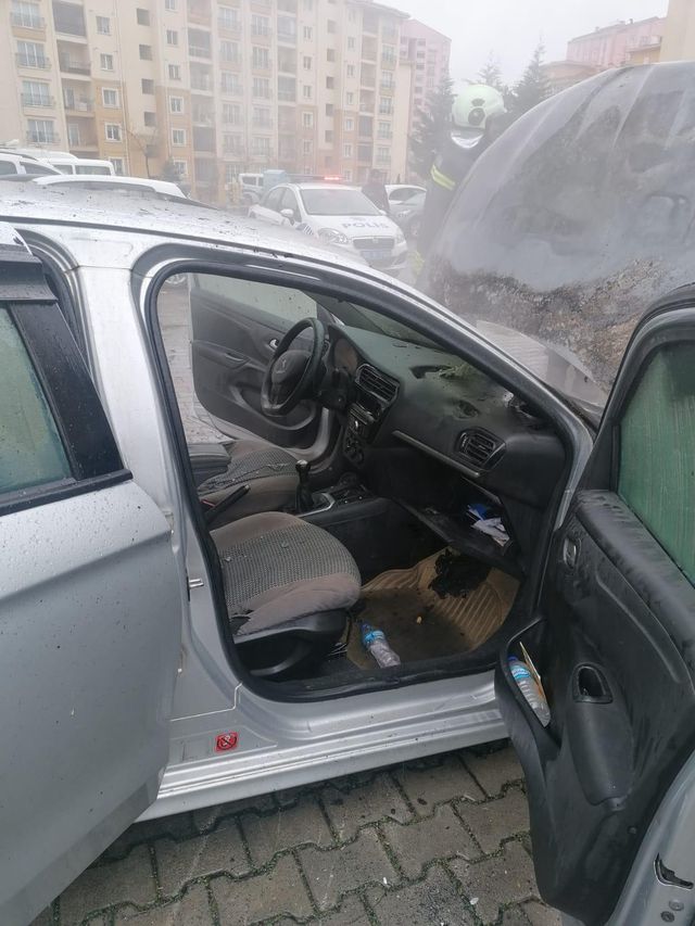 Samsun'da otomobilin park halindeyken alev alması güvenlik kamerasında